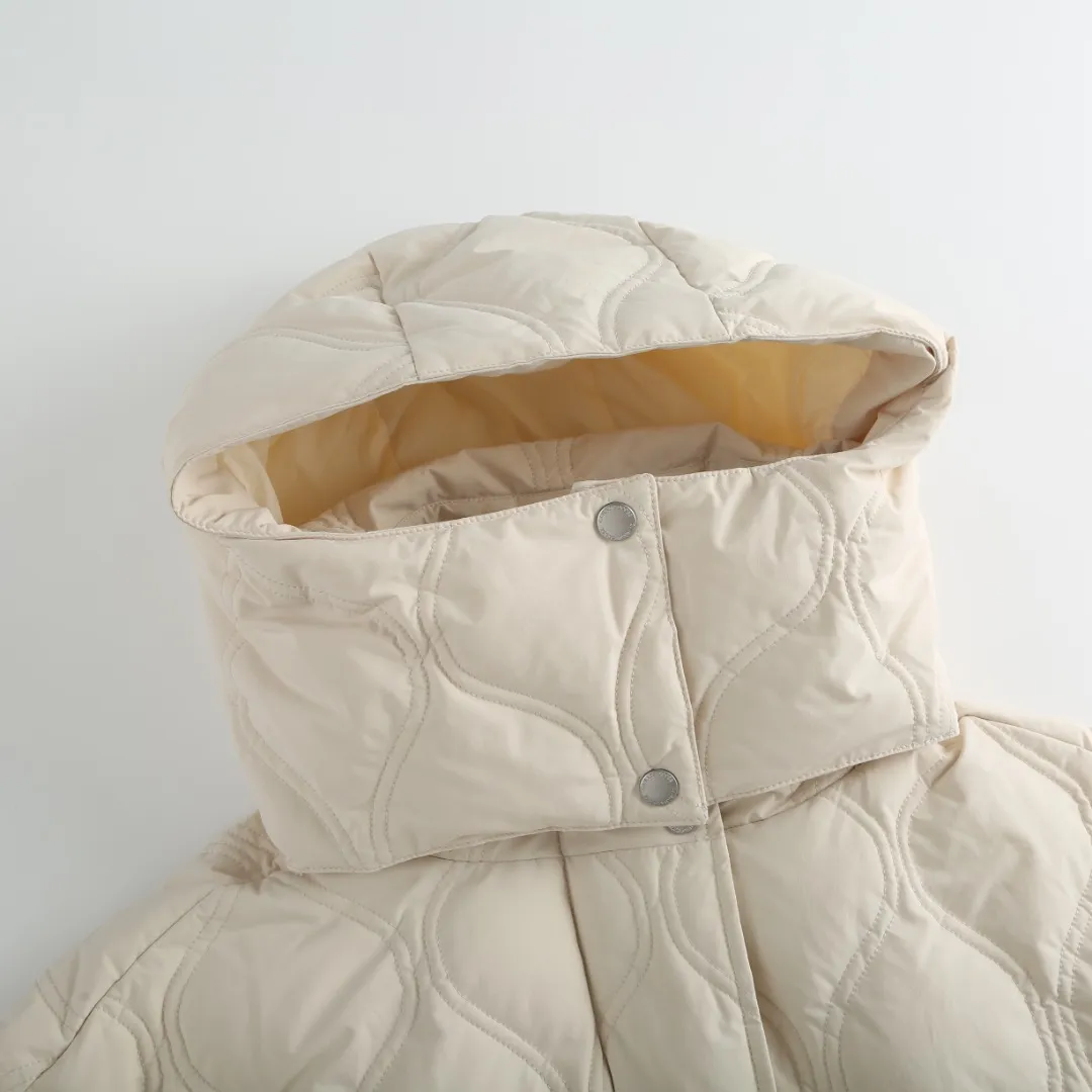 P1060 Canada Goose hooded down jacket fabric selection; nylon fabric is known for its high strength, excellent wear and tear resistance, and excellent durability. At the same time, it is light in texture, easy to move, and has excellent water-repellent function, which can effectively deal with light rain and humidity. Technology: Double-needle quilting technology is used. Double-needle quilting technology is a sophisticated sewing technology. Its core feature is to use two needles to quilt at the same time to form two parallel stitches. This design not only makes the quilting lines visually more three-dimensional, regular and refined, but more importantly, it greatly enhances the firmness of the sewing. The double lines in parallel form a more stable structure, which can effectively lock the internal filling and significantly prevent it from shifting, accumulating or velveting during wearing or washing, thereby ensuring that the thermal insulation layer is evenly distributed without cold spots, and comprehensively improves the durability and thermal efficiency of the product.    High-quality filling: It is filled with 90% selected white duck down, weighing 170g, ensuring fluffy rebound, lightness and warmth.  Accessories: one-to-one customized three-standard, one-to-one customized zipper, one-to-one customized hardware